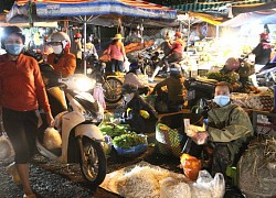 Người dân Pleiku tranh thủ "chong đèn" đi chợ trước giờ giãn cách