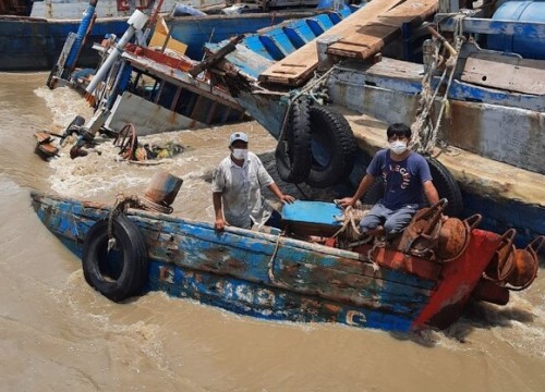 Hàng chục tàu cá bị lũ nhấn chìm