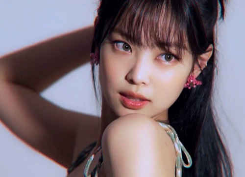 Jennie (BLACKPINK) lúc hóa 'bánh bèo' trong trẻo, lúc sexy 'xịt máu'