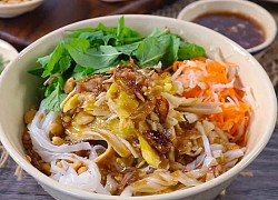 Lạ miệng phở gà trộn