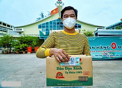 Nhựt Minh - Anh chàng nổi tiếng vì tặng người nghèo những ổ bánh mì "đắt nhất Việt Nam", khiến ai mở ra cũng chảy nước mắt vì hạnh phúc trong mùa Covid