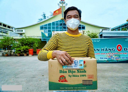 Nhựt Minh - Anh chàng nổi tiếng vì tặng người nghèo những ổ bánh mì "đắt nhất Việt Nam", khiến ai mở ra cũng chảy nước mắt vì hạnh phúc trong mùa Covid