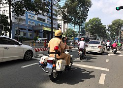 Mải cà khịa ô tô, thanh niên đi xe máy "va" ngay CSGT và cái kết ê chề cho màn "thông chốt" hụt