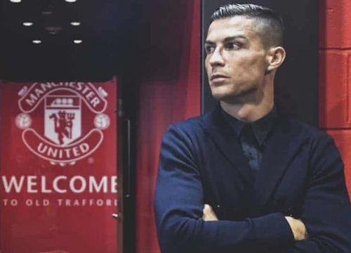 Ronaldo ký 2 năm MU, lương gây choáng