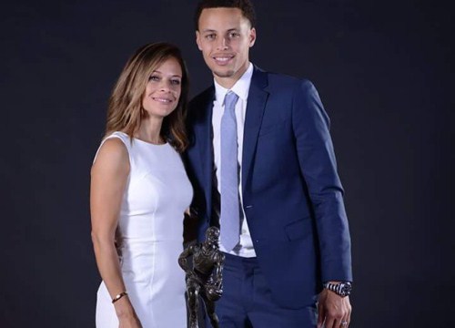 Stephen Curry đứng về phía ai trong cuộc ly hôn đầy tai tiếng của cha mẹ?