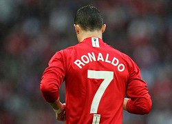 Vì sao đồng đội không thể nhường áo số 7 cho Ronaldo ở MU?