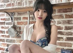 Vừa khiến fan "nóng mặt" với màn khoe thân táo bạo ngay trên sóng, nữ streamer tiếp tục diện bikini khoét sâu "đốt mắt" người xem