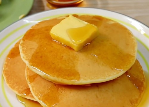 2 cách làm bánh pancake và souffle pancake không cần bột nở cực đơn giản