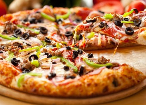 Bé thích mê bữa tối với món Pizza hải sản Mẹ làm