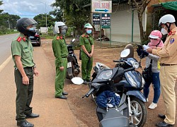 Bị nhắc đeo khẩu trang, người đàn ông đấm vào mặt cán bộ chống dịch