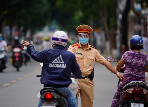 Bị nhắc nhở, thanh niên đi SH gạ CSCĐ đánh nhau: "Mày chưa đủ tuổi đâu"