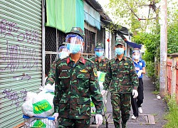 Chú bộ đội bất lực trước hàng bị "bom", dân mạng đề xuất chế tài cho kẻ "bùng tiền"