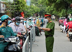 Xếp hàng dài kiểm tra giấy đi đường ở chốt kiểm soát dịch huyện Thanh Trì