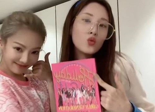 Seohyun đột nhiên bị fan TWICE tố cười nhạo, khinh miệt Jihyo khi ném hình hậu bối xuống đất: Chuyện gì đang xảy ra?