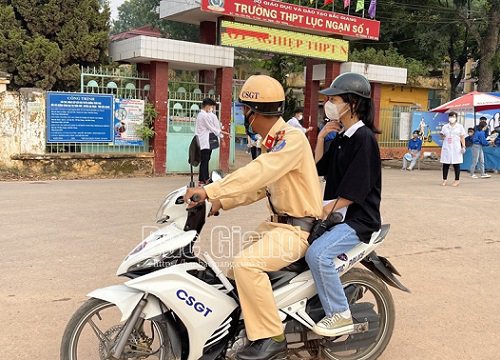 Bắc Giang: Chiến sĩ công an đưa thí sinh về lấy giấy tờ kịp thi môn Ngữ văn