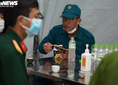 Chiến sĩ chốt kiểm soát ăn mì chống đói, động viên nhau chống dịch lúc nửa đêm