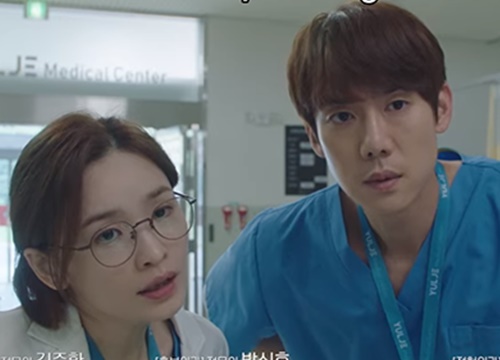 'Hospital playlist 2' trailer tập 8: Ahn Jeong Won đối mặt với khủng hoảng, Min Ha còn duy nhất 1 lần tỏ tình