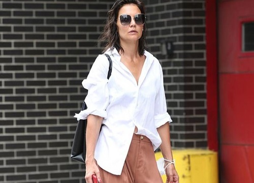 Katie Holmes lên đồ sành điệu đi dạo phố trong ngày nắng đẹp