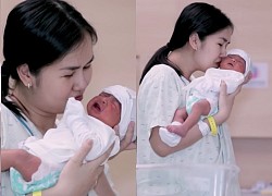 Khoảnh khắc Võ Hạ Trâm nén cơn đau sau ca sinh mổ để ôm con gái