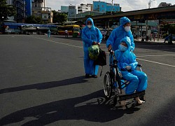 Nghẹn ngào hình ảnh gia đình có con bại não định đi bộ từ TPHCM về Phú Yên