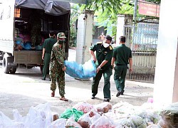 Quân đội tặng sản phẩm tăng gia cho đồng bào vùng dịch