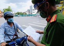 Thanh niên ra đường sau 18 giờ nhưng khi nghe được lý do, chiến sĩ công an tức tốc hộ tống qua các chốt kiểm soát