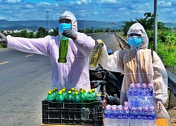 Vợ chồng mua xăng ra QL 1A tặng người về quê: 'Bao thương' trên đường thiên lý