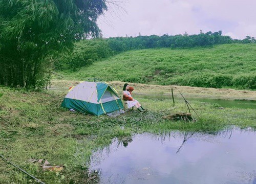 Vợ chồng trẻ ở Lâm Đồng rủ nhau lên đồi cắm trại "trốn Covid"