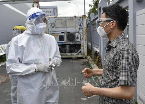 'Chiến sỹ áo trắng' ở Quận 7, TP Hồ Chí Minh: 'Một người chiến đấu bằng mười'