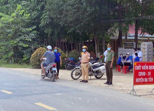 Clip 2 thanh niên trực chốt nắm tay khiêu vũ khiến dân tình "cười bò"