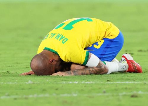 Dani Alves đổ gục xuống sân sau khi giành HCV Olympic