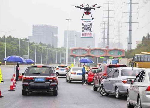 Drone mang mã code cho du khách khai báo lịch trình