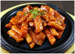 "Hot rần rần" cách làm tokbokki bằng cơm nguội cực ngon, chẳng tốn tiền vẫn được ăn bánh gạo cay cay chuẩn vị Hàn!