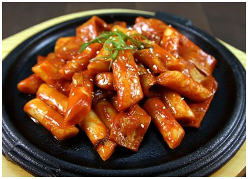 "Hot rần rần" cách làm tokbokki bằng cơm nguội cực ngon, chẳng tốn tiền vẫn được ăn bánh gạo cay cay chuẩn vị Hàn!