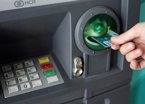 Ngân hàng đồng loạt miễn, giảm phí chuyển tiền online, rút tiền ATM