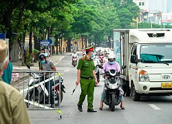 Ngày đầu TP Hà Nội siết chặt kiểm tra giấy đi đường, nhiều chốt ùn nhẹ