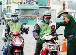 Nhận giao hàng ở khu phong tỏa, khách xui: "Em gỡ cọng dây, vào nhà lấy hàng", shipper có cách xử lý ai cũng nể