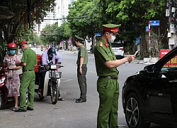 Ông cụ nằm ra đường "ăn vạ", chặn đầu xe ô tô khi bị công an giữ lại do vi phạm giãn cách xã hội