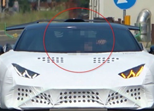 Tài xế lái thử Lamborghini giơ ngón tay giữa với cameraman