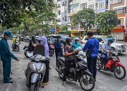 Tài xế ngao ngán quay đầu xe, không thể qua chốt kiểm soát dịch ở Hà Nội