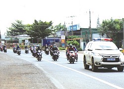 Thanh niên than "hết tiền ăn, về quê cũng bị phạt", CSGT nói một câu khiến tất cả tán dương