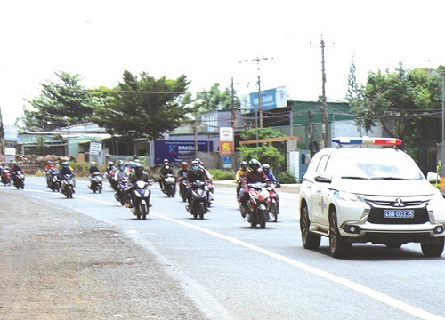 Thanh niên than "hết tiền ăn, về quê cũng bị phạt", CSGT nói một câu khiến tất cả tán dương