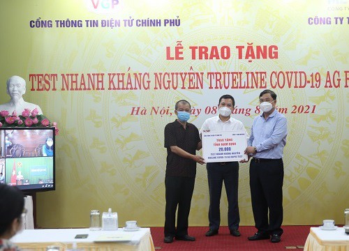 Trao tặng 100.000 khay thử xét nghiệm định tính kháng nguyên SARS-CoV-2 cho 4 tỉnh, thành