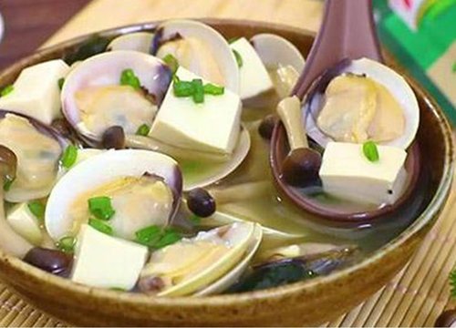 2 cách nấu canh nghêu miso và kim chi mới lạ hấp dẫn cho bữa cơm gia đình