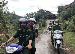 Bày hàng bán trước cửa, hai người phụ nữ liền quăng sạp, chạy rơi cả dép để trốn khi thấy công an