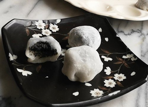 Cách làm bánh mochi nhân mè đen dẻo ngọt, thơm ngon cực đơn giản