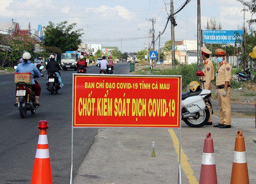 "Chị đại quận 4" lên tận chốt để đòi xe máy đầy vô lý, dân tình thở phào vì cuối cùng chị cũng chịu đeo khẩu trang