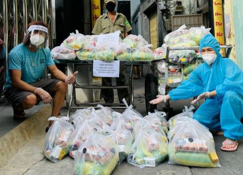 Hậu bị trách móc, chồng Việt Hương vẫn bê gạo giữa nắng làm từ thiện