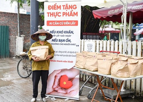 Người đàn ông "nhảy cẫng" lên vì được phát gạo từ thiện, khoảnh khắc vừa xúc động vừa xót xa