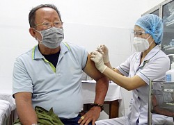 Người già có cần tiêm vaccine phòng Covid-19?